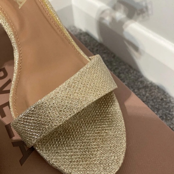 Carvela Elegant Gold Heels - Picture 3 of 6
